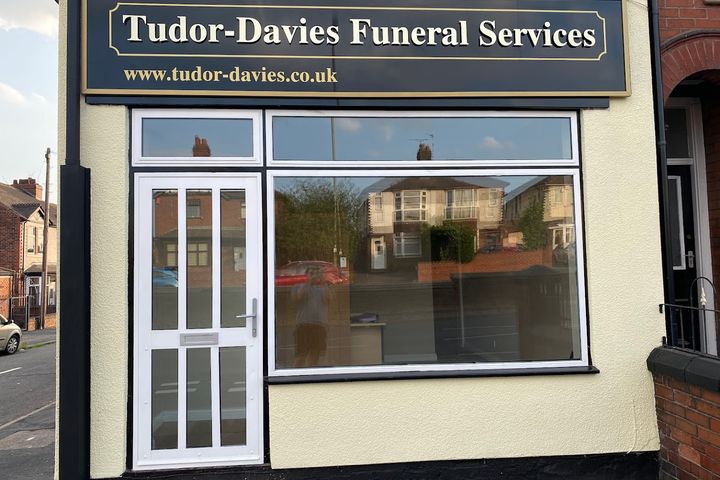 Tudor-Davies Funeral Services, Cross Heath