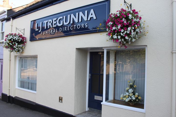 L J Tregunna Funeral Directors