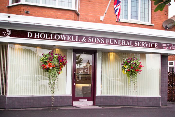 D Hollowell & Sons, The Willows